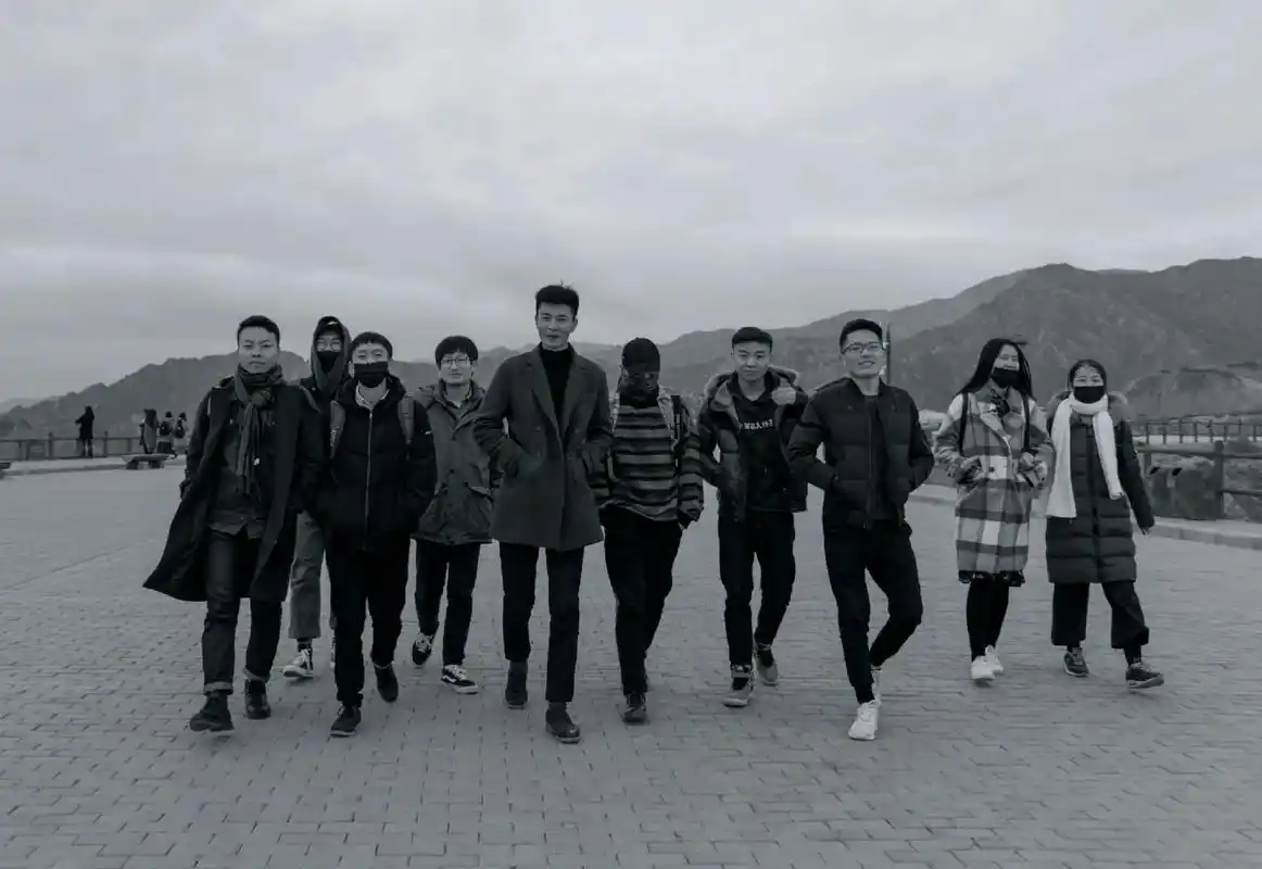 照片里有走过路人见过的人