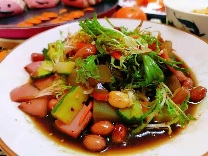 用皮蛋丁,火腿丁,花生米,苦菊,黄瓜,胡萝卜拌了一碟小凉菜,很爽口.