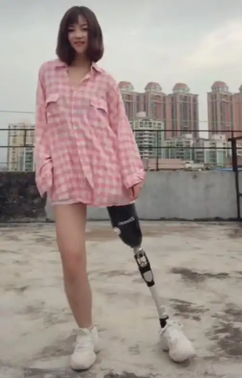 抖音"假肢女神"火了,当她舞动身资后,网友:真希望那是特效