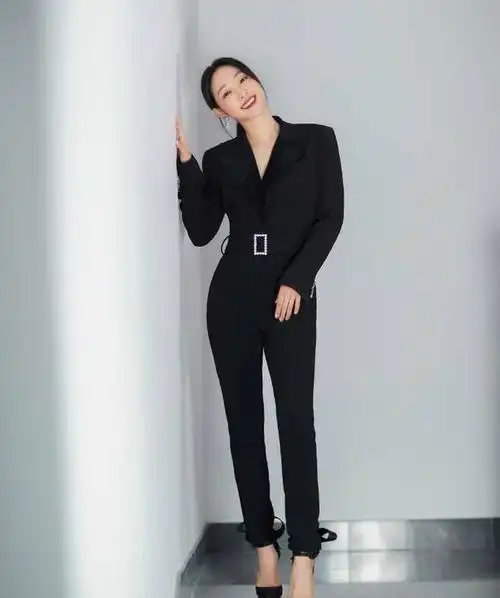 白百何,这位影视界的璀璨明星,不仅演技精湛,其颜值与身材同样备受