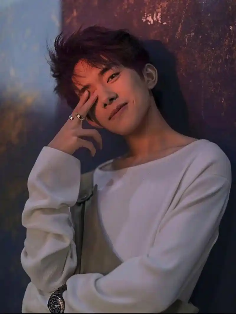 易烊千玺神仙壁纸图片 爱了爱了😍 易烊千玺帅死我了🥰