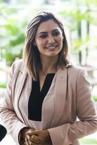 秘书出身逆袭成夫人!穿一字裙暴露粗手臂