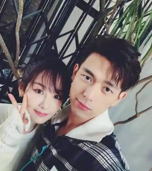 杨紫晒照比v一脸甜笑,却意外撞脸现男友_李现_肖战_照片