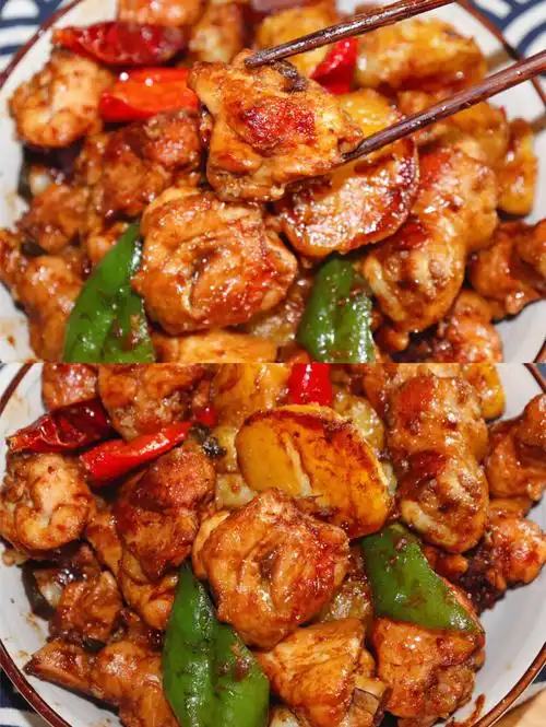 做法简单粗暴!把所有材料加入就搞定了!材料:三黄鸡500克,土豆