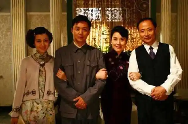 而在婚姻方面,周野芒也比较曲折,先后结过两次婚,第一个妻子也是一位