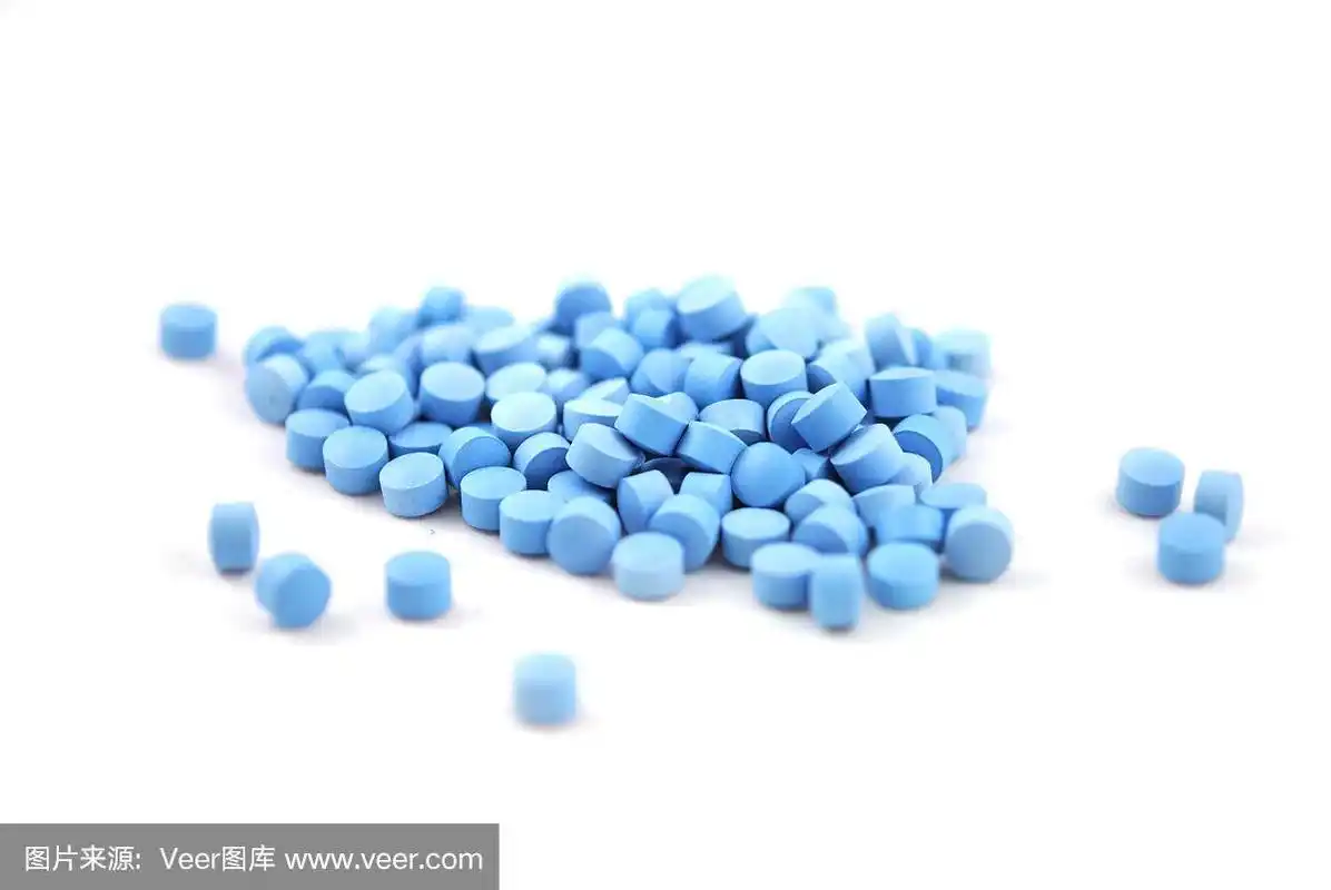 蓝色圆形药片特写在白色的背景