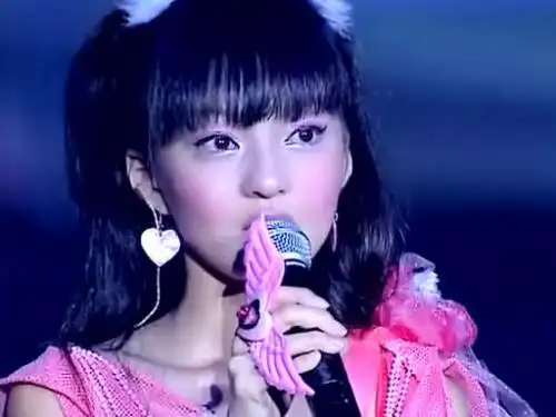 谁有张韶涵拍《海豚湾恋人》最后两集时在里面代言广告的"高清图片"?