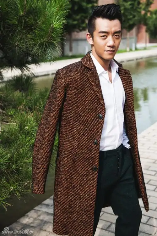 郑恺秋系逆光街拍 风衣复古彰显高贵帅气