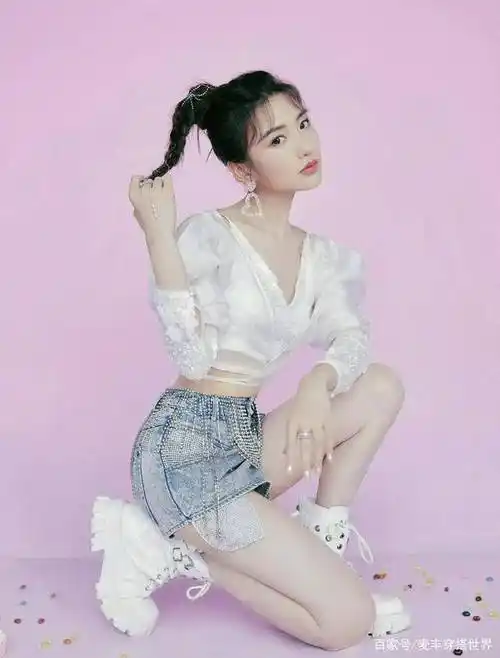 毛晓彤腰身曲线绝了!