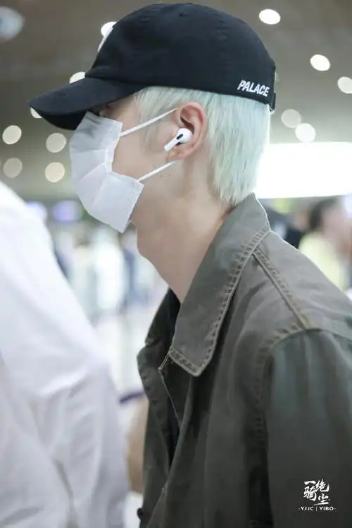 王一博从巴黎出发回国##王一博巴黎回国机场照