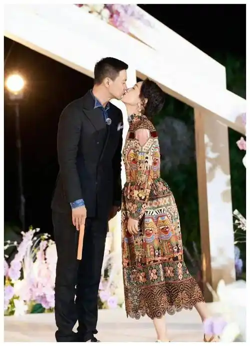 情人节,钟楚曦和侯雯元正式宣布恋情,金莎和朱丹晒秀