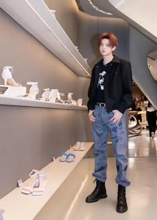 小鬼王琳凯出席活动现场高清图掉落 可清纯无辜可热辣自信的型男鬼哥