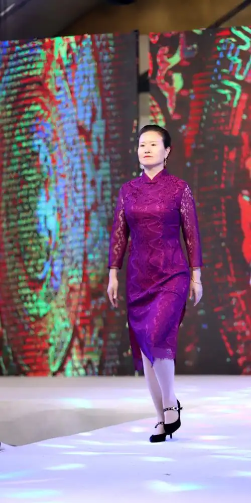 芳华风尚旗袍走秀万达广场～濮阳市模特协会在万达广场举行了时装