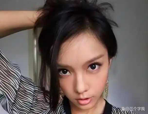 王思聪新女友身份曝光,是00后长相清纯似白鹿,住男方豪宅疑同居