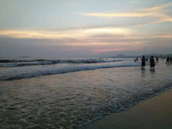 海南省,三亚湾,海浪,海边石头,海上晚霞风景.