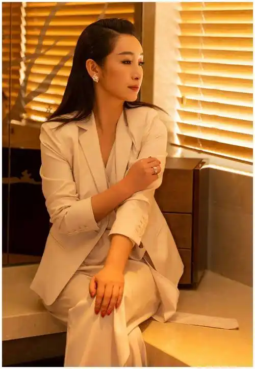 秦海璐梳起油头气场都变了,穿修身礼裙的身材好丰满,太显凹凸感_风格