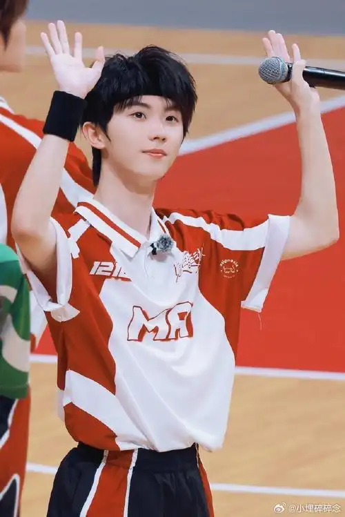 马嘉祺运动会举牌