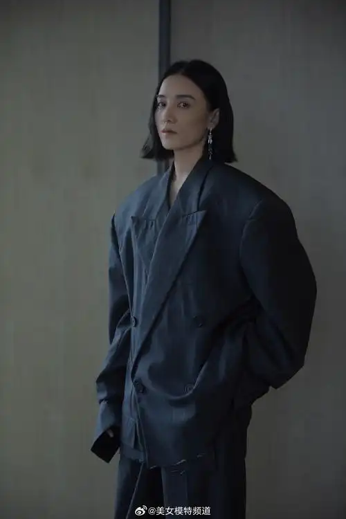 宋佳短发红毯造型自由宁静