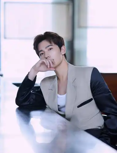 5.24夏桐直播 工作室出图 杨洋一如既往帅气!