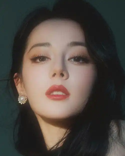 人群中的迪丽热巴