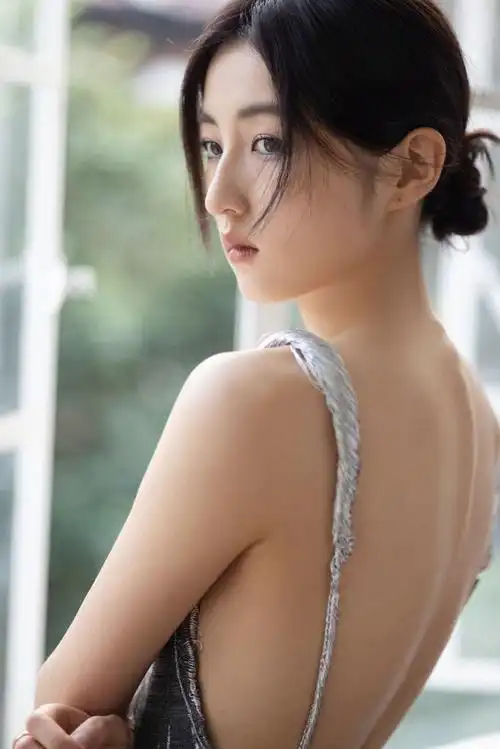 vogue时尚之力盛会##张子枫 银灰小烟熏