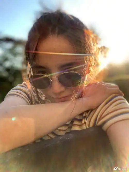 宋佳晒自拍照甜美俏皮