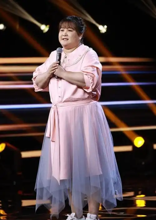 作为喜欢的女生而言,也可以看看贾玲的肥胖穿衣look,是不是会为自己