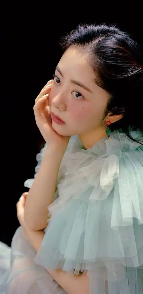 谭松韵复古写真唯美可爱,美得像油画里的人,娃娃脸更是讨人喜欢_裙子