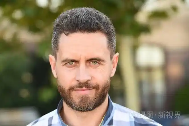 胡须男肖像特写面部毛发和皮肤护理概念英俊的脸英俊成熟的男人不刮