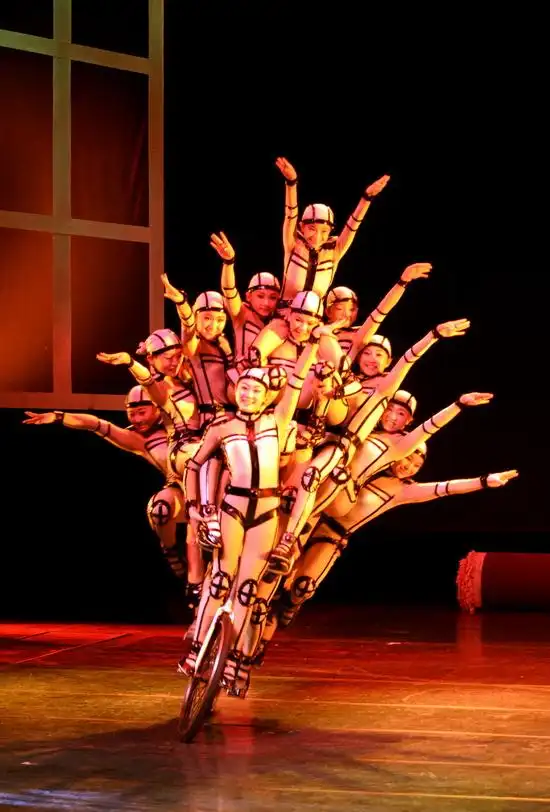 中国杂技团学员为中外观众上第一课组图