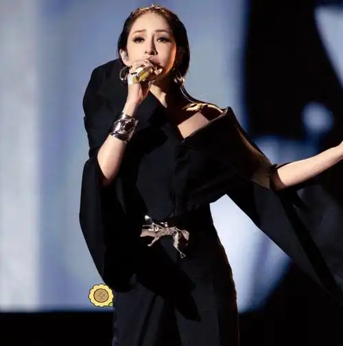 大家也期待着萧亚轩可以一展昔日的舞台魅力