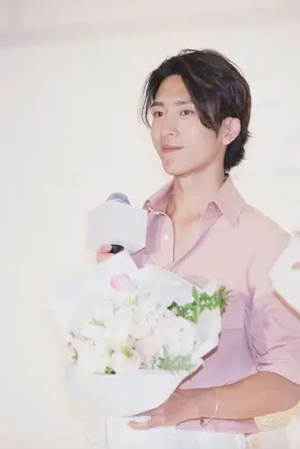 消息井柏然花少录制后首亮相经典搭配演绎夏日度假风