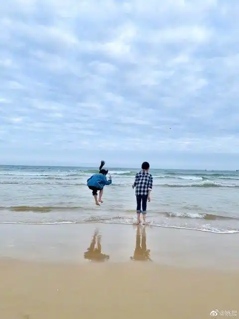 姚晨晒两个孩子海边玩耍照 兄妹俩开心蹦跳弹跳力惊人