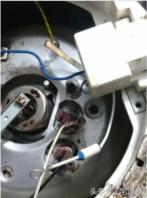 11,将电饭锅内胆中加入适量水盖好盖子,通电试机指示灯亮,水热,说明