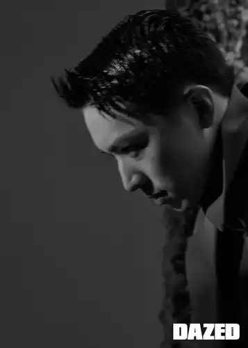 许魏洲登封面 溶洞大片前卫摩登