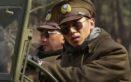 朱亚文军装墨镜霸气十足