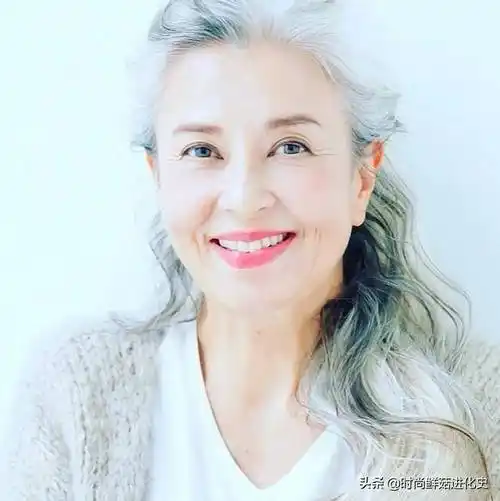 "做一个优雅的女人,优雅地老去,应该是女人一生中最高的境界.