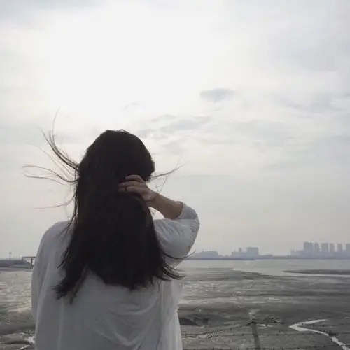 好看的女生背影长发头像2018最新 再回首背影已远走