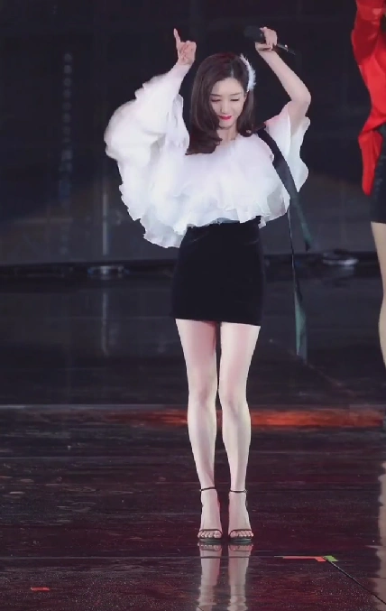 江疏影台上跳舞被抓拍,离开百万修图师后,这腿:我p都p不成这样