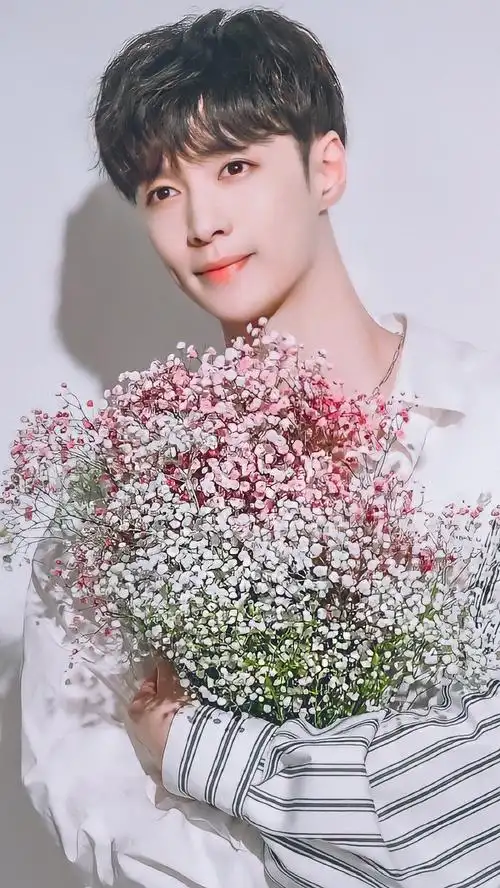 求这类张艺兴和花同时出镜的照片谢谢啦