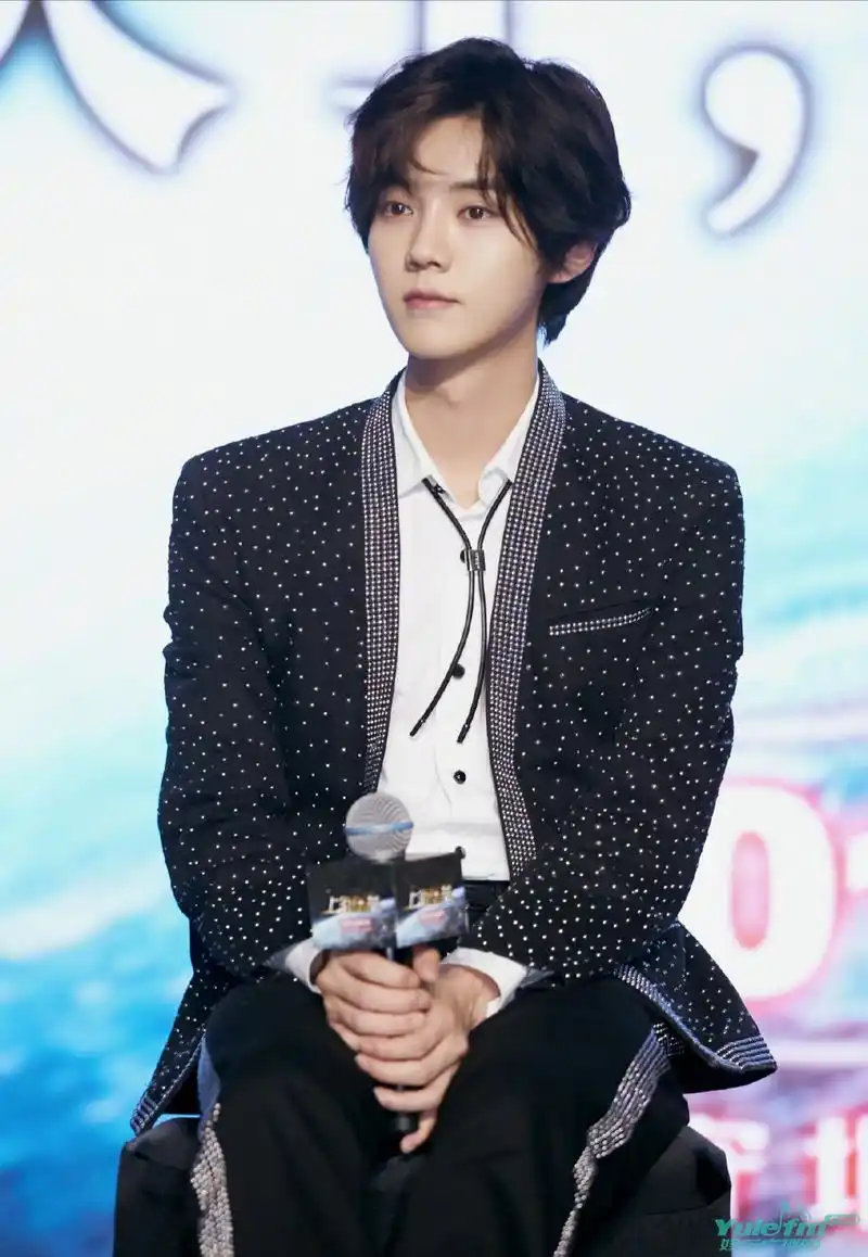 最近这段时间,鹿晗都在忙着为新电影《上海堡垒》做宣传,昨天刚