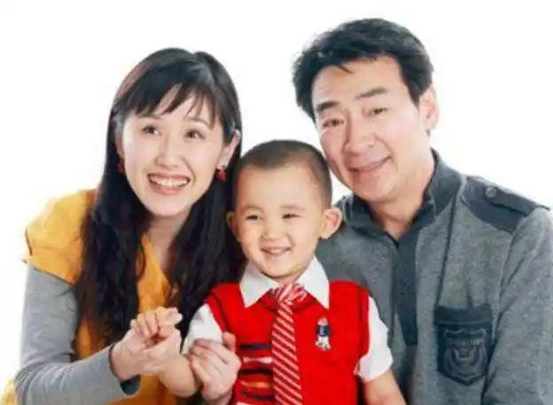 寇振海老婆李婷资料(李婷:嫁给大21岁的寇振海,为54岁的他生儿子,和