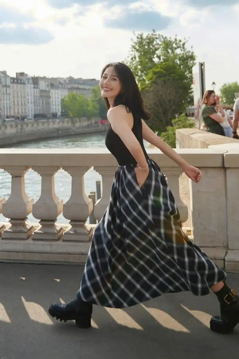 高圆圆巴黎日常,不过据说最近那里很乱哎[左捂脸] #娱乐最前沿# #美女