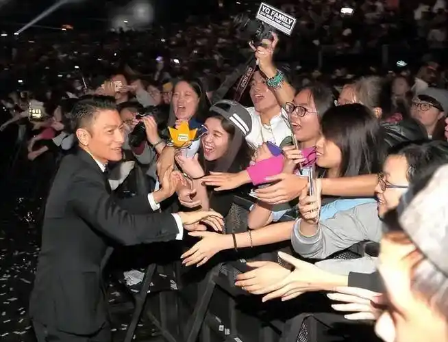 只见台上的刘德华先是给了粉丝一个安抚的拥抱,随后又搀扶这该名粉丝