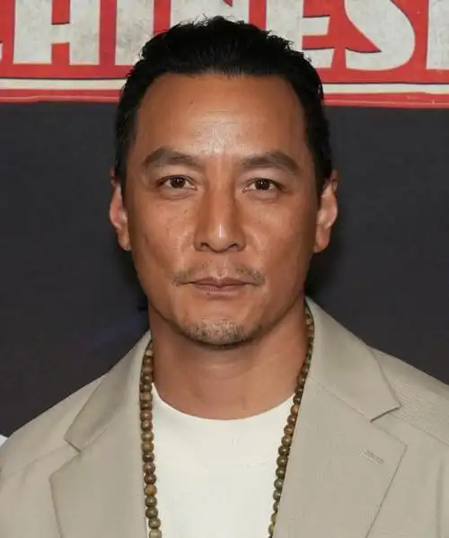 48岁的吴彦祖皮肤黝黑留着两撇小胡子看起来好像赵本山