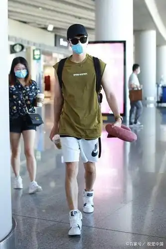 吴希泽穿无袖t秀肌肉帅气有型 戴棒球帽背双肩包变运动少年
