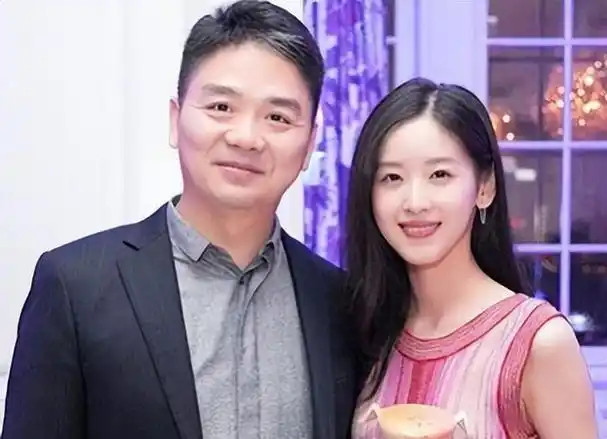 刘强东从农村娃到创京东风光背后有泪和章泽天今过得怎样