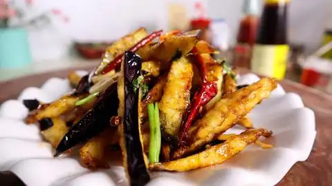 这样炸茄子酸甜焦酥!一盘不够吃!