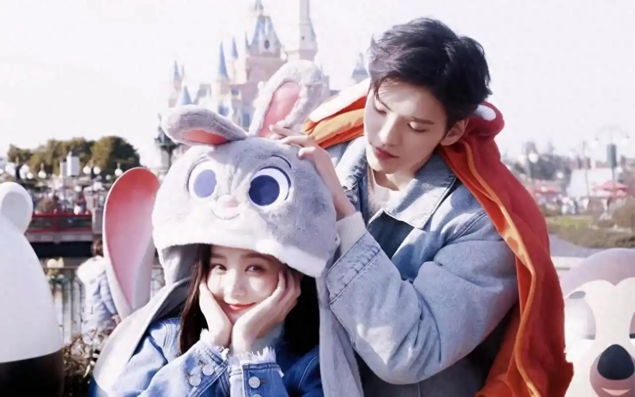 李一桐和毕雯珺疑似恋爱绯闻,被拍到一起现身,晒同款单品,并有暧昧