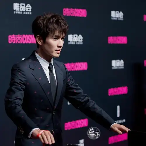 钟汉良亮相时尚活动相约央视跨年